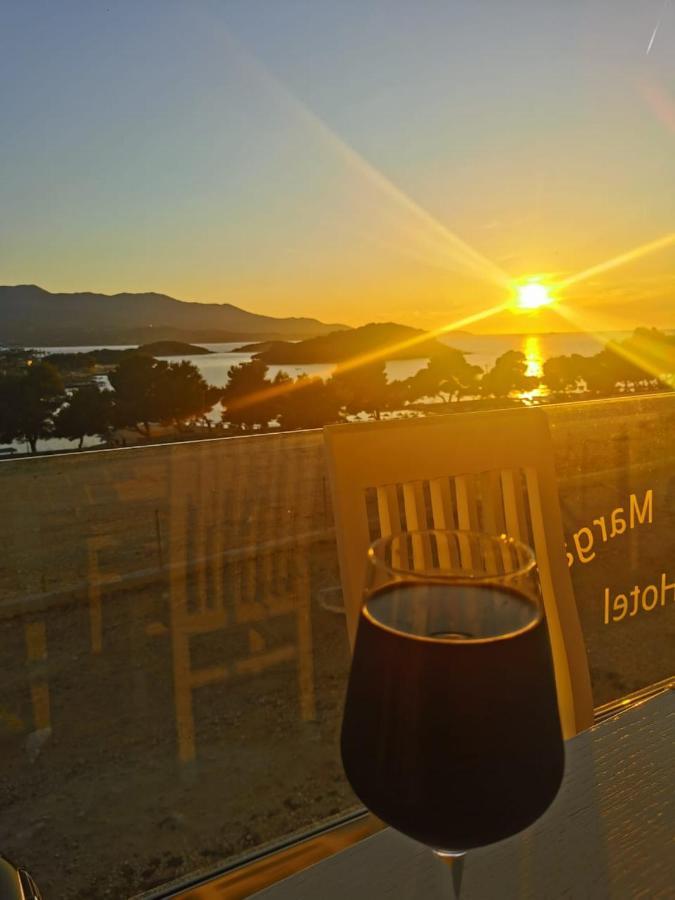 Hotel Queen Margaret Seaside Ksamil Ngoại thất bức ảnh