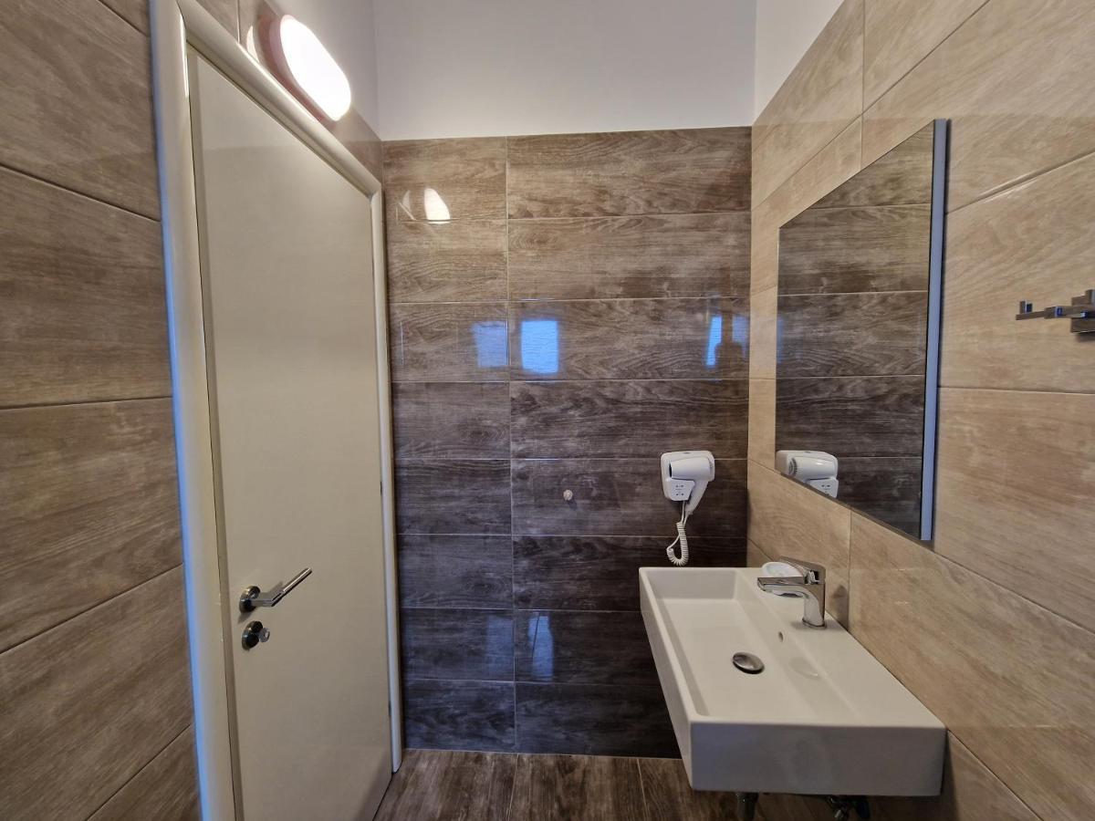 Hotel Queen Margaret Seaside Ksamil Ngoại thất bức ảnh