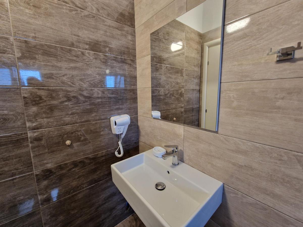 Hotel Queen Margaret Seaside Ksamil Ngoại thất bức ảnh